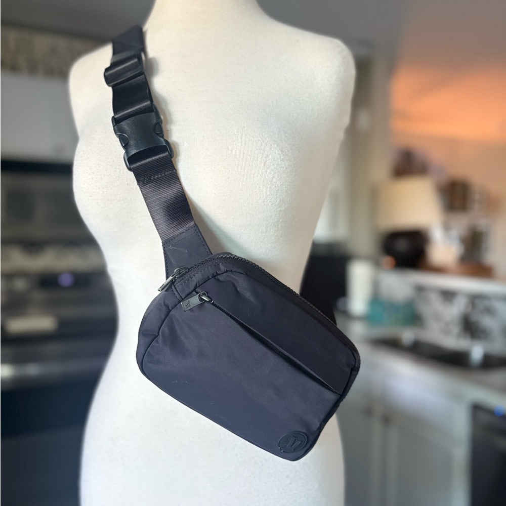 Vuori All Around Hip Pack            New-Black Crossbody Bag